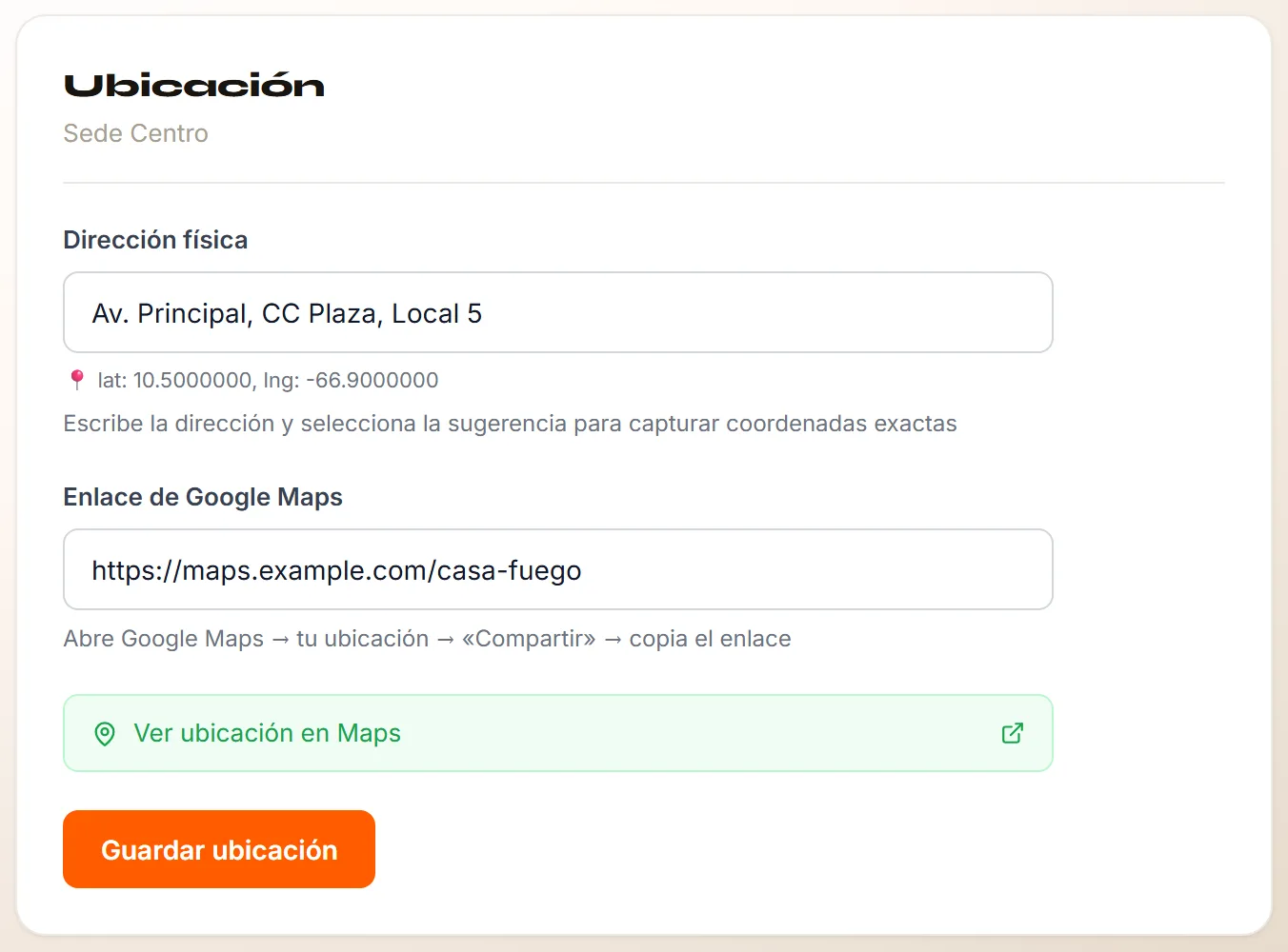 La sección Ubicación de una sede: la dirección física, debajo la línea con la latitud y la longitud capturadas, el enlace de Google Maps, el aviso Ver ubicación en Maps y el botón Guardar ubicación.